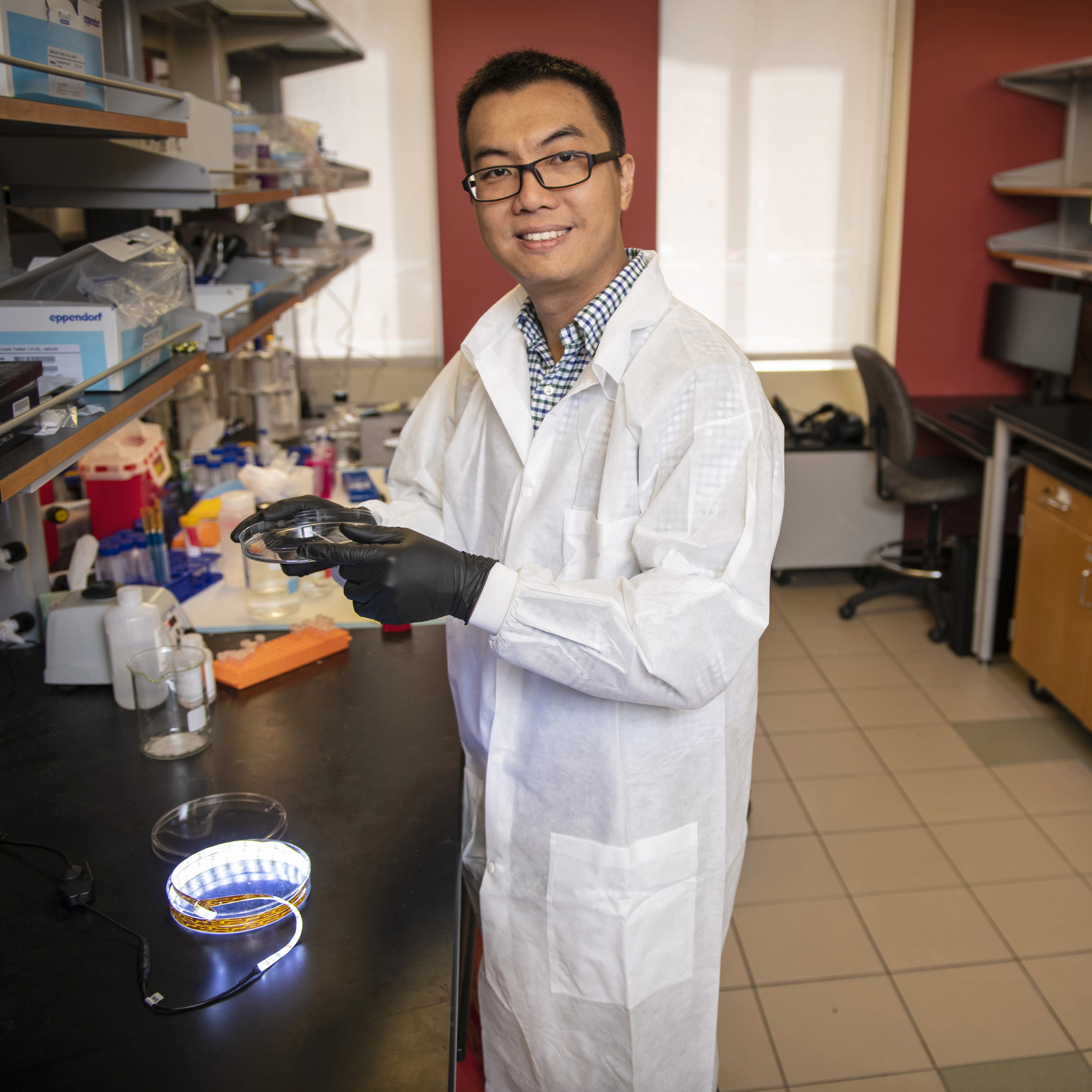A photo of Biological Sciences Assistant Professor Yongxin (Leon) Zhao.