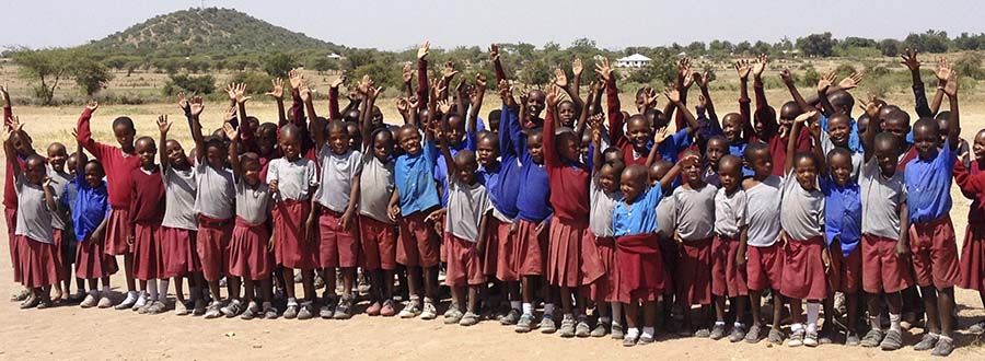 A photo of a group of Mugeta children waving.