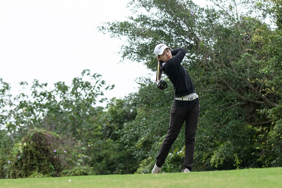 Steffi- Chern playing golf