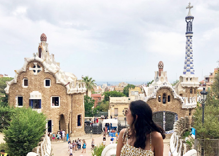 留学西班牙巴塞罗那的学生俯瞰城市