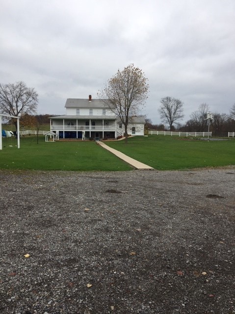 Another amish farmhouse