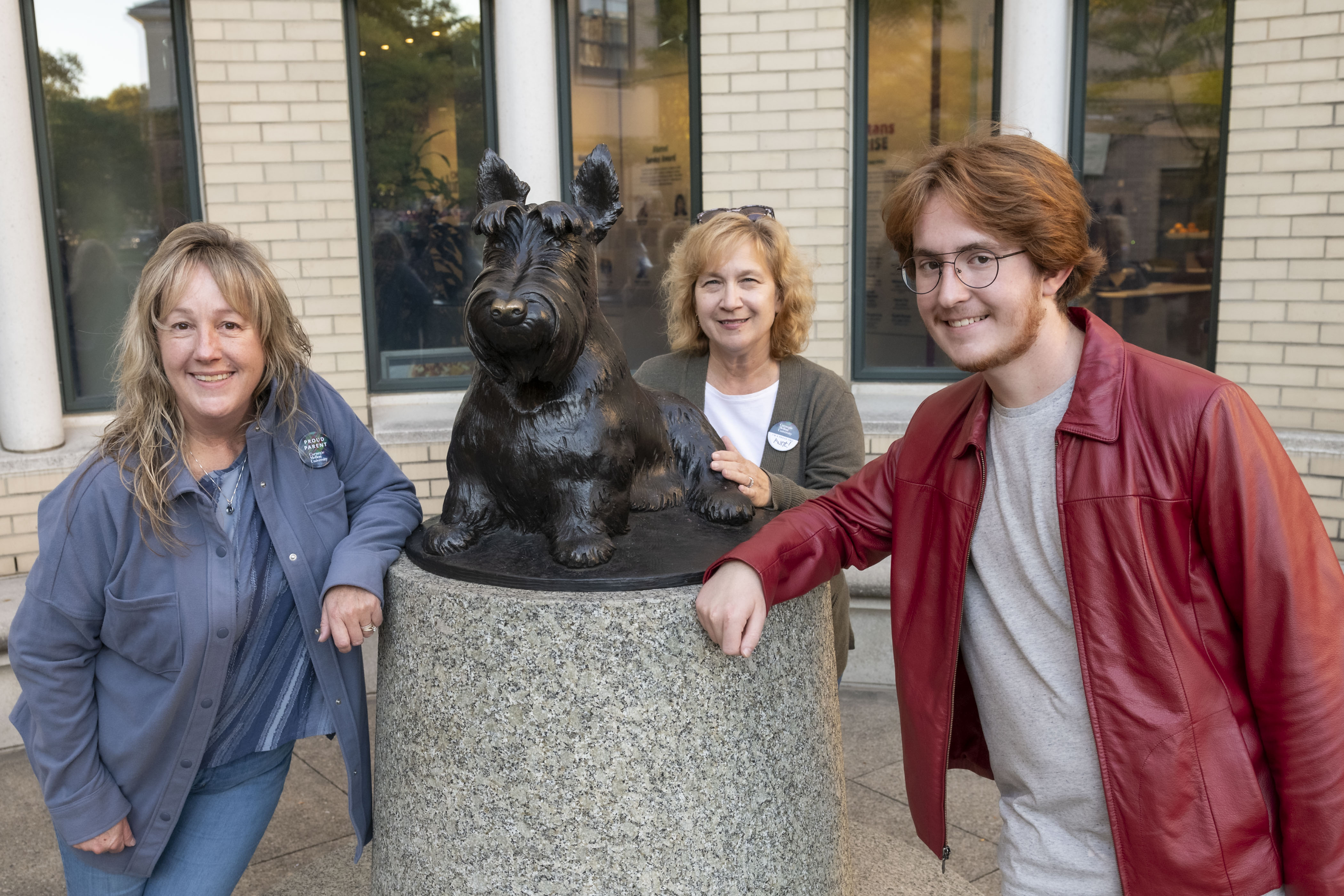 Student with family members at the Scotty statue.