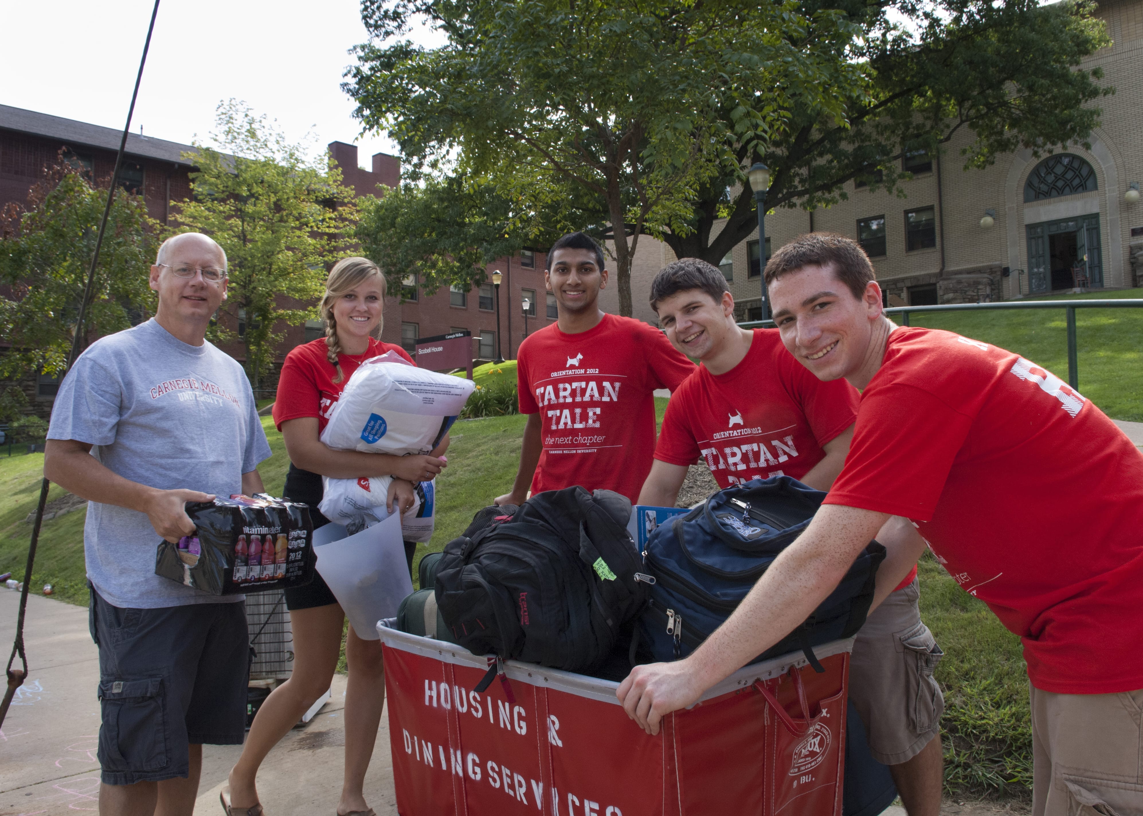 Photo of a father with four CMU students moving into a dorm room