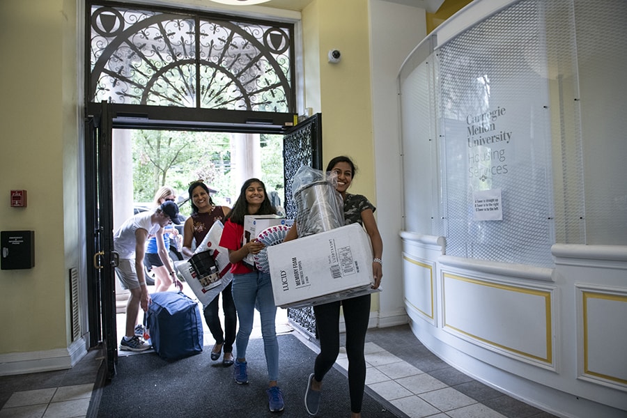 Photo of a new CMU family moving into Mudge House