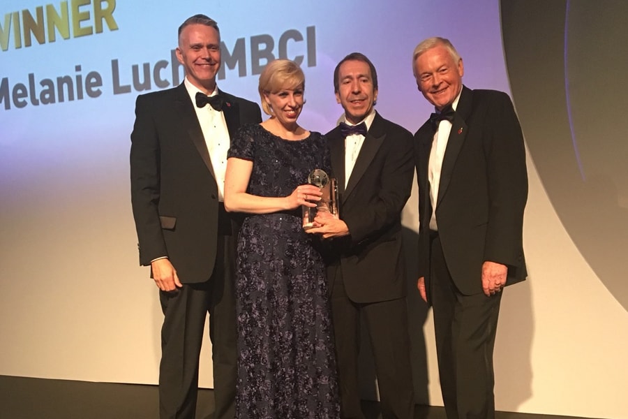 Melanie Lucht receives a Global BCI Award. 