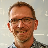 portrait of Markus Deserno in front of a blackboard