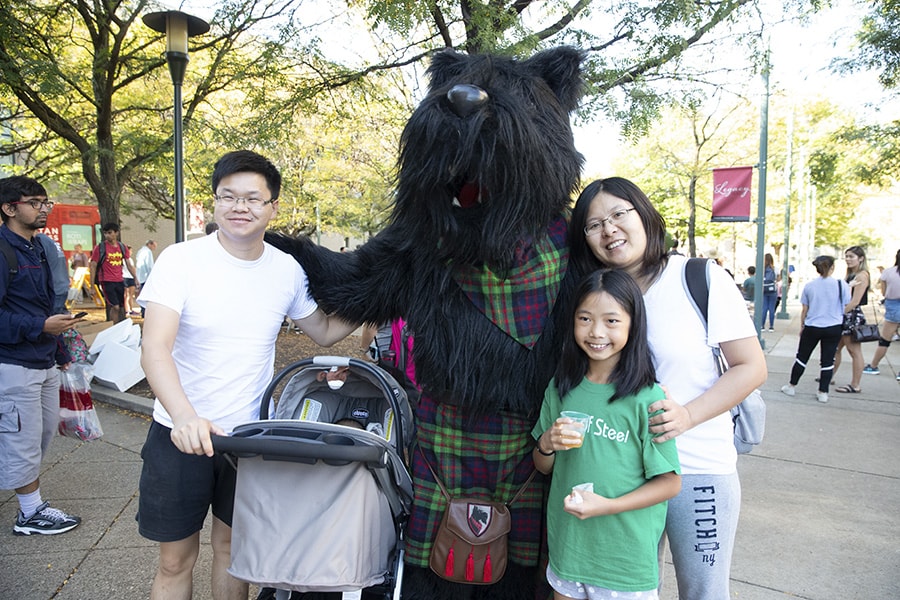 Image Scotty with family