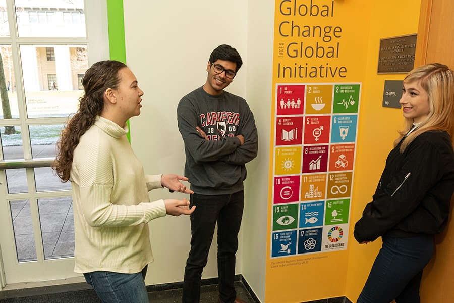 Image of students talking about the SDGs in Cohon Center