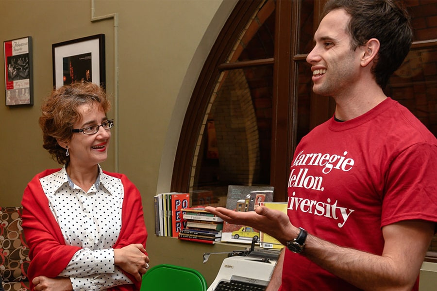 image of Andrea Ritivoi talking with a student