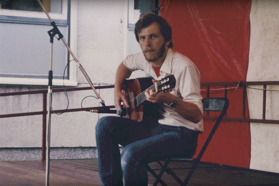 black and white image of Marc De Graef playing guitar