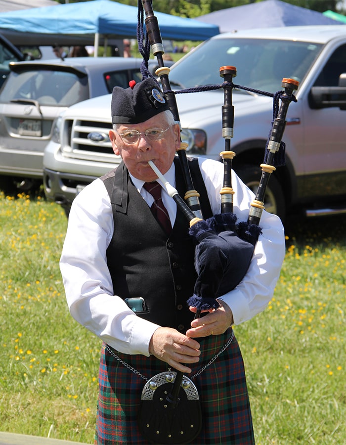 Jimmy McIntosh playing bagpipes
