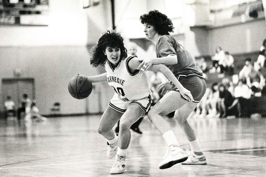 Lisa LIghtner drives past an opponent