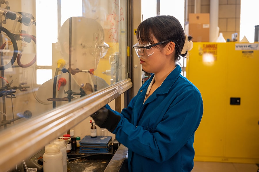 Manami Kawakami mixes chemicals in the lab.