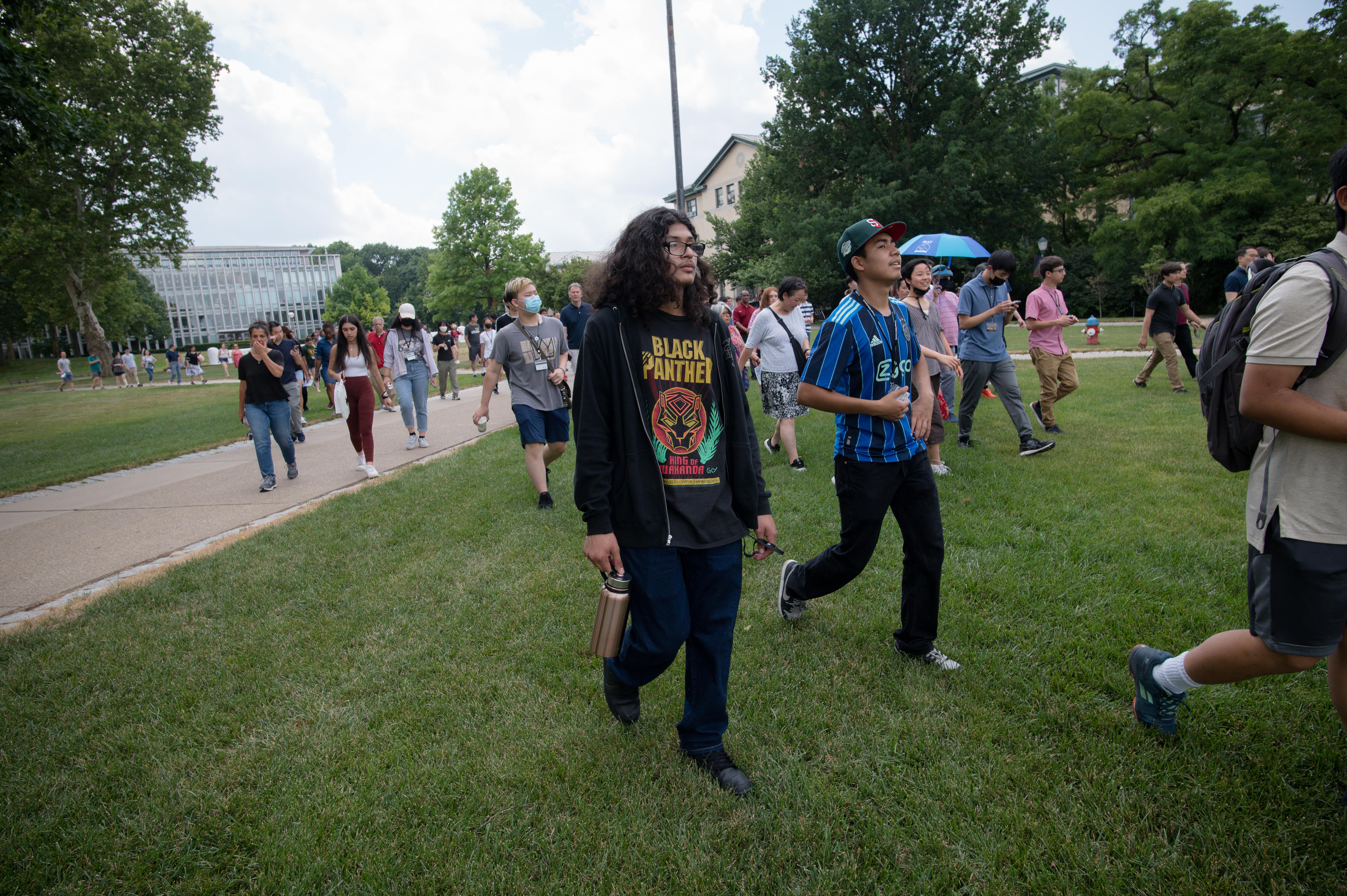 orientation_twomales_walking_min