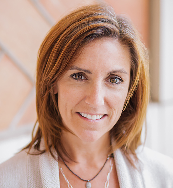 Headshot of Lenna Cominos