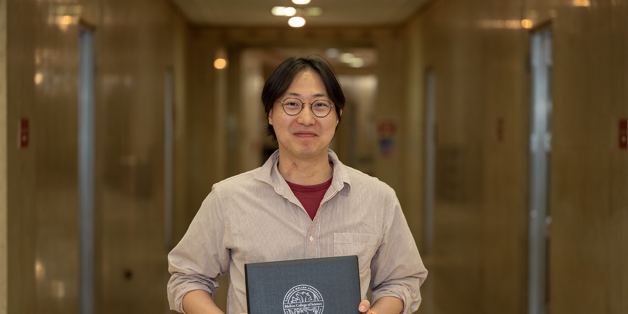 Sangmin Park holds his award.
